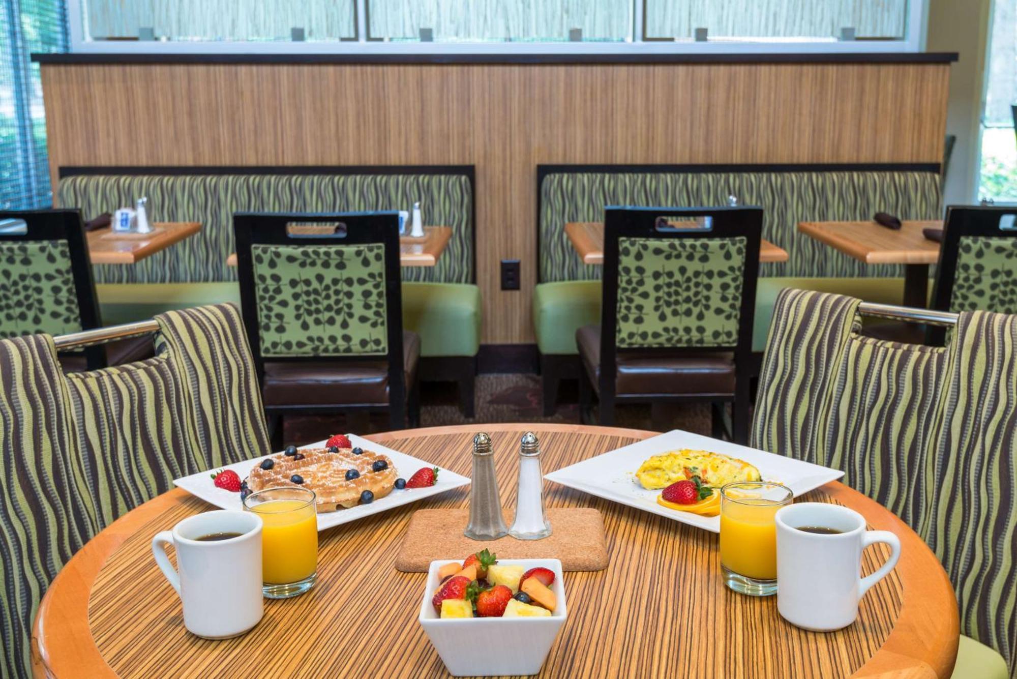 Hilton Garden Inn Atlanta North/Альфаретта Экстерьер фото